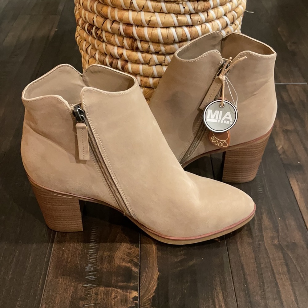 MIA Heel Boot - Picture 3 of 5